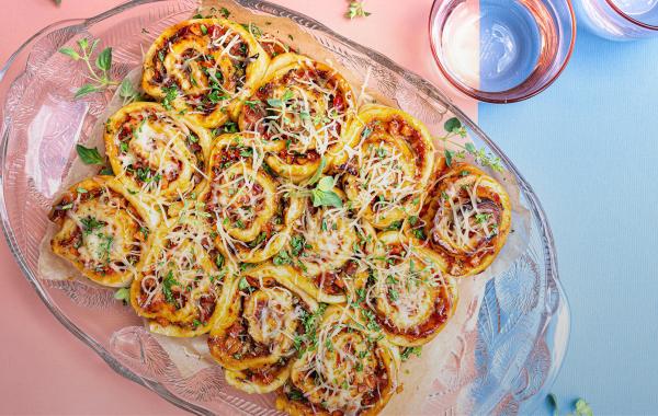 Pizza rolls op SPAR.be pizza, pizza rolls, hamblokjes, passata, lazy, Italiaans, pizzadeeg, kids, comfort food, spar.be