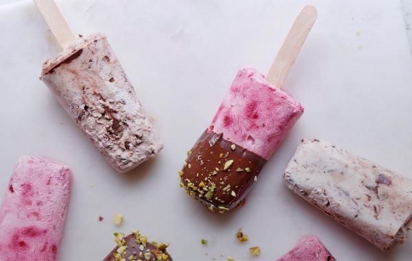 Lolly van yoghurtijs met rood fruit en pistache, gedipt in chocolade op SPAR.be ijslolly, lolly, ijs, yoghurtijs, rood fruit, frambozen, bessen, chocolade, pistache, noten, vieruutje, kids, spar.be