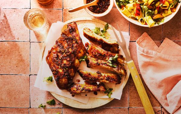 Gemarineerde ribbetjes met gegrilde paprikasalade op SPAR.be ribbetjes, paprikasalade, bbq, barbecue, grill, zomers